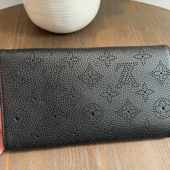 AUTHENTIC LIKE NEW LV AMELIA NOIR MAHINA WALLET - Picture 7 of 9